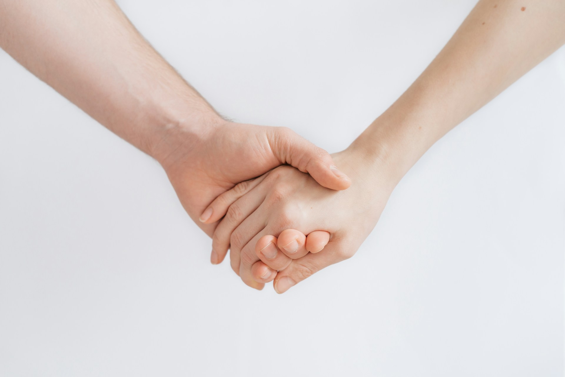 Mãos entrelaçadas simbolizando um vínculo entre duas pessoas