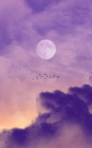 Lua cheia acima de nuvens em um céu noturno